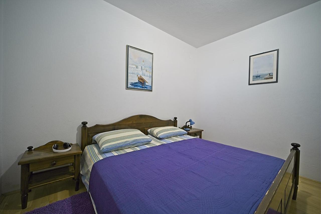 Apartment Renata Postira Esterno foto