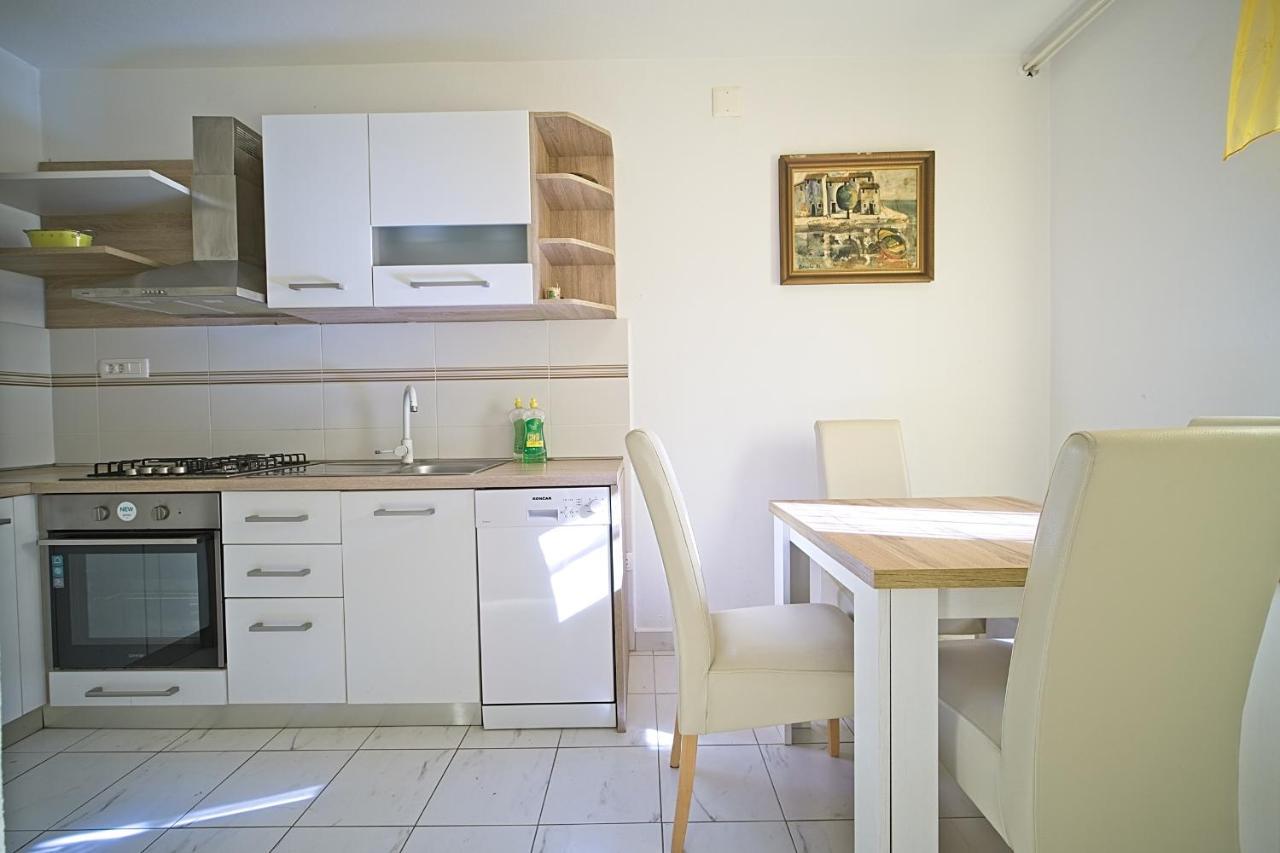 Apartment Renata Postira Esterno foto